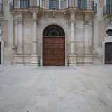 Il corpo centrale � costituito dal portale ad arco a tutto sesto che racchiude il massiccio portone in legno, il tutto inquadrato da colonne in stile ionico e da lesene binate che sostengono un balcone mistilineo in ferro
